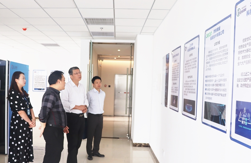 公司总经理姜林海在生态展示厅介绍商密生态.JPG