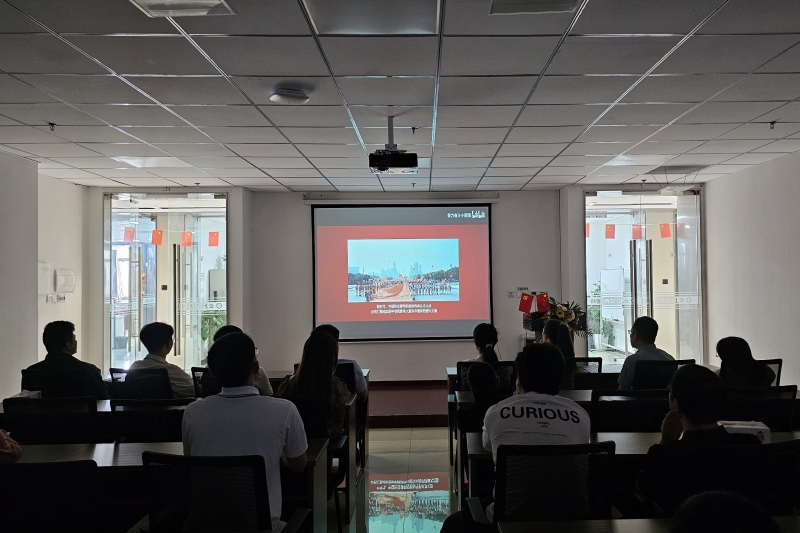 云上密码工会成员在培训室集中观看“5·4”青年节宣传视频