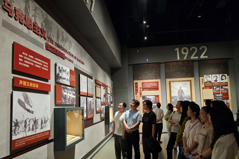 云上密码工会职工青年代表前往江西省博物馆，在红色展区观看