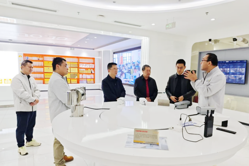 在云眼视界,调研组参观了企业展厅,重点了解云眼视界以“机器视觉、智能算力”为核心的技术体系及在智慧城市数据智能领域的实践成果 在云眼视界,调研组参观了企业展厅,重点了解云眼视界以“机器视觉、智能算力”为核心的技术体系及在智慧城市数据智能领域的实践成果